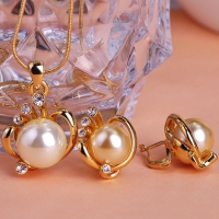 7106100426 Classic Crystal Snailed Small Brooch 1 color